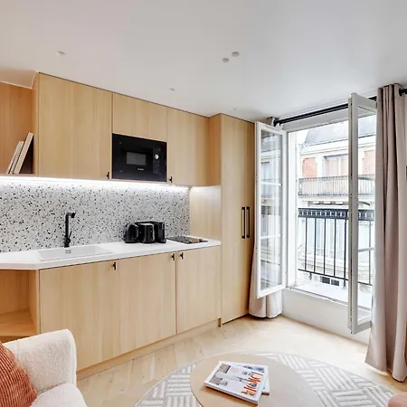 Modern With Balcony - 1br 2p - Saint Lazare Apartment
